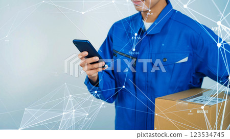 使用智能手機和通信網絡圖像的送貨員 使用智能手機和通信網絡圖像的送貨員 123534745
