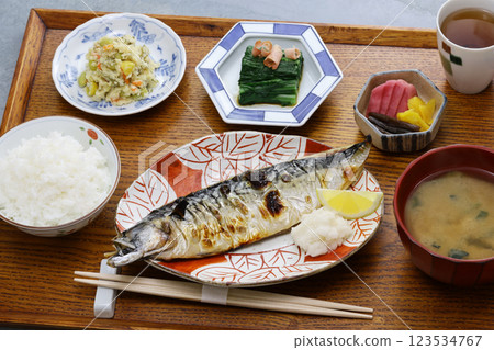 烤魚套餐，乾鯖魚，湯和三道配菜 123534767