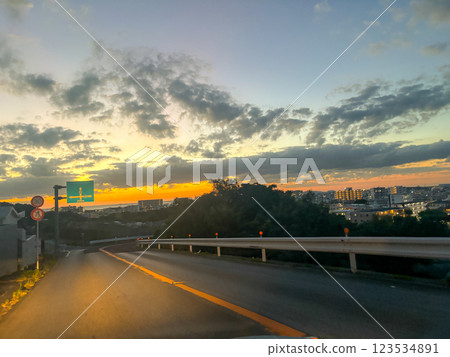 沖繩的鄉村道路被夕陽染紅 123534891