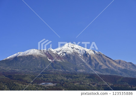 冬季從高千穗牧場看到的霧島山脈 123535886