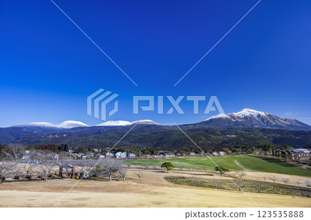 冬季從高千穗牧場看到的霧島山脈 123535888
