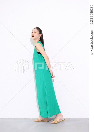 微笑的女人拿著一束向日葵 123536023