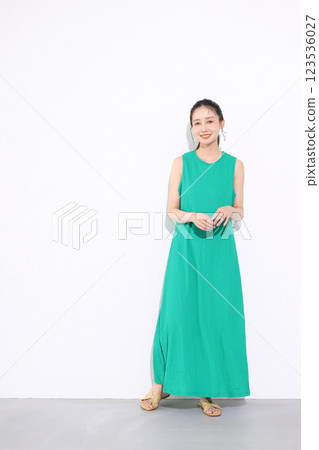 Smiling woman holding a bouquet of sunflowers 123536027