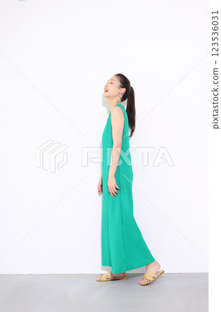 微笑的女人拿著一束向日葵 123536031