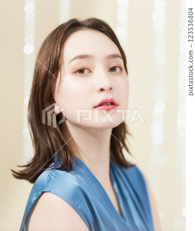 穿著藍色襯衫的年輕女子 穿著藍色襯衫的年輕女子 123536804