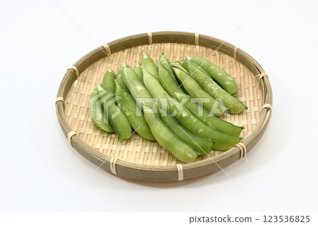Spring is in full bloom, and the bright green of green peas Spring is in full bloom, and the bright green of green peas 123536825