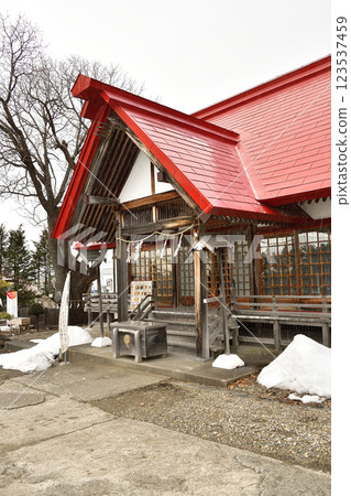 Photographing the grounds of Ipponkuri Jinushi Shrine in Nanae Town, Hokkaido in winter Photographing the grounds of Ipponkuri Jinushi Shrine in Nanae Town, Hokkaido in winter 123537459