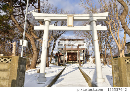 拍攝北海道上之國市向濱川蛟神社境內的冬季風景 拍攝北海道上之國市向濱川蛟神社境內的冬季風景 123537642