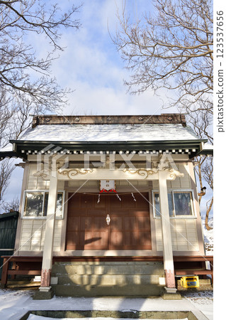 拍攝北海道上之國市向濱川蛟神社境內的冬季風景 拍攝北海道上之國市向濱川蛟神社境內的冬季風景 123537656