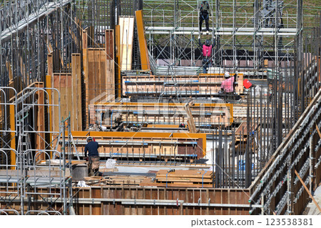 工地:新建公寓大樓 — 模板木匠在工作 工地:新建公寓大樓 — 模板木匠在工作 123538381