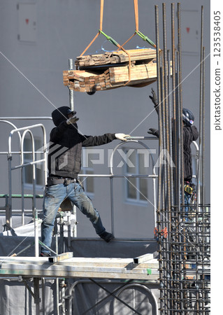 工地：新建公寓大樓 — 模板木匠在工作 123538405