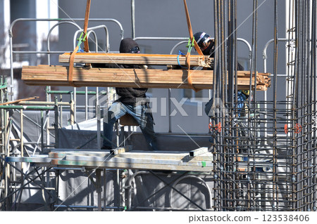 工地：新建公寓大樓 — 模板木匠在工作 123538406