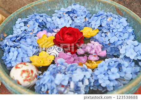 漂浮在水面上的彩色花朵噴泉 123538688