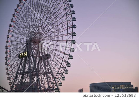 在黃昏的摩天輪 123538698