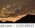 落日餘暉灑在山間，色彩詭異 123538915
