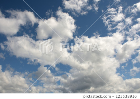 藍天和白色雲彩 123538916