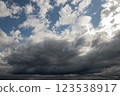 天空多雲，暴風雨即將來臨 123538917