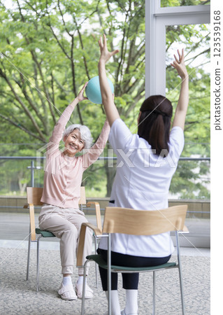 做球練習的高級婦女 123539168