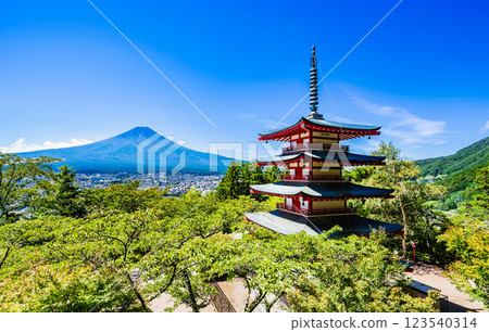 從新倉富士淺間神社眺望的富士山與五重塔 從新倉富士淺間神社眺望的富士山與五重塔 123540314