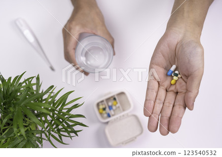 手拿著藥和一杯水 123540532