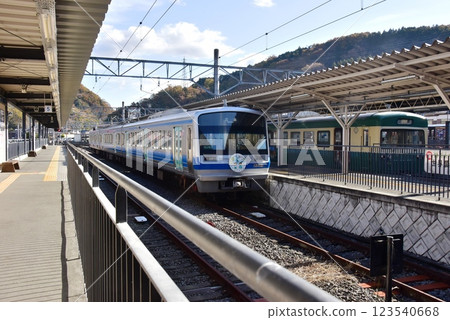 伊豆市：伊豆箱根鐵道修善寺月台及開往三島站的列車 123540668