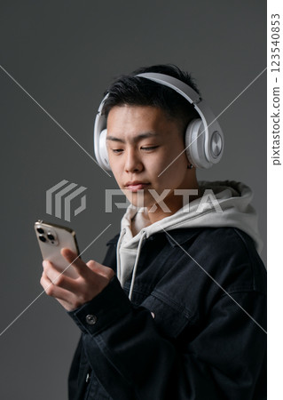 男性，青少年，休閒，耳機 123540853