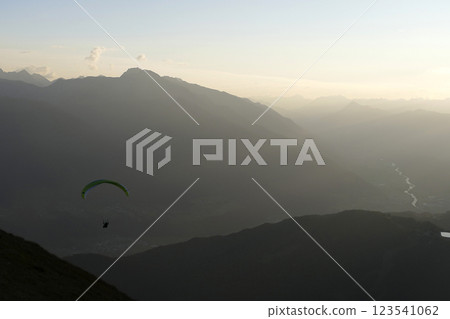 Panoramic view with paraglider from Nordlinger hut on Karwendel Hohenweg, Austria Panoramic view with paraglider from Nordlinger hut on Karwendel Hohenweg, Austria 123541062