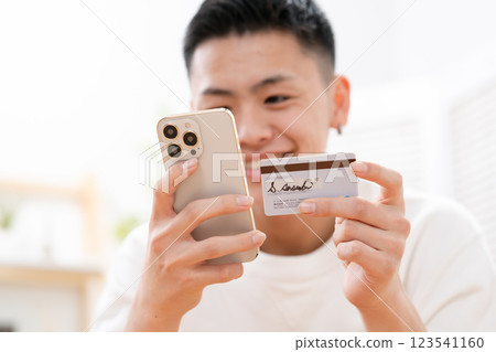 男孩, 青少年, 客廳, 卡片 123541160