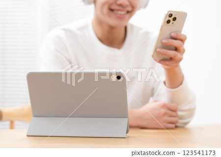 男女、青少年、客廳、平板電腦、手 123541173