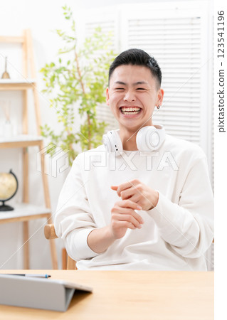 男性青少年客廳平板電腦學習 123541196