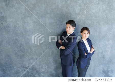 穿西裝的商人和女人 123541727