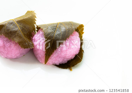 白色背景上兩塊美味的關西風味櫻花麻糬的圖片 白色背景上兩塊美味的關西風味櫻花麻糬的圖片 123541858