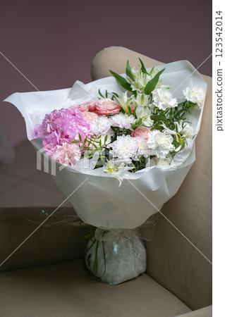 Delicate composition of white and pink roses in a basket Delicate composition of white and pink roses in a basket 123542014