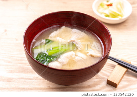 Komatsuna miso soup 123542120