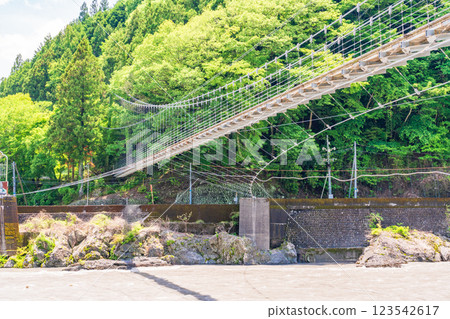 [Shizuoka Prefecture] Ryogoku Suspension Bridge over the Okuoi River 123542617