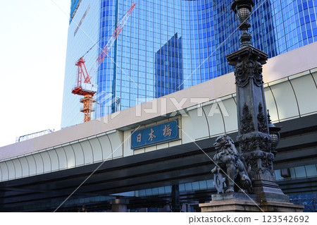 在日本橋上建造的首都高速道路 123542692