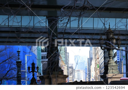 在日本橋上建造的首都高速道路 123542694