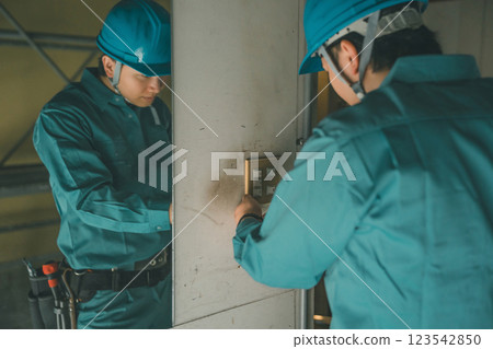 Electrical worker  123542850