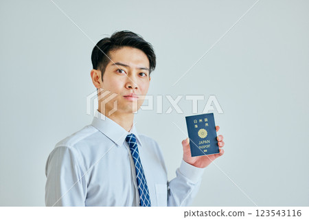 一名二十多歲的年輕人拿著護照 123543116