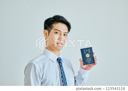 一名二十多歲的年輕人拿著護照 一名二十多歲的年輕人拿著護照 123543118