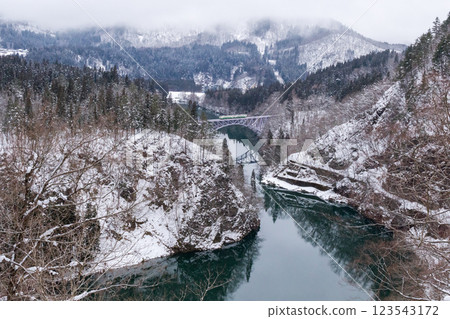 【只見線】冬日風景中行駛在只見川第一橋上的列車 【只見線】冬日風景中行駛在只見川第一橋上的列車 123543172