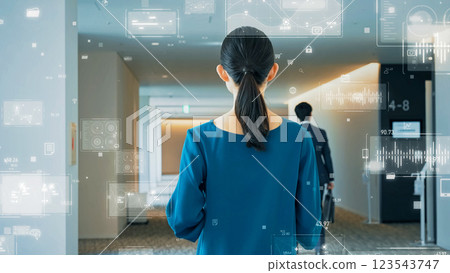 在辦公室行走的女性和數字數據 123543747