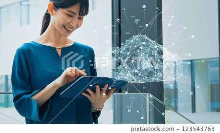 使用平板電腦和雲端運算的商務人士 123543763