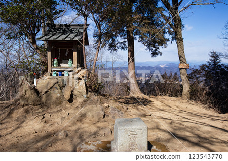 秋石山：山頂的神社與巨大的三角點 123543770