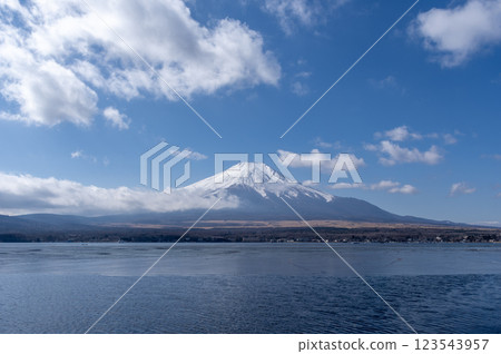 從山中湖眺望冬季富士山 從山中湖眺望冬季富士山 123543957