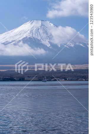 Thin ice covering Lake Yamanaka and Mt. Fuji 123543960