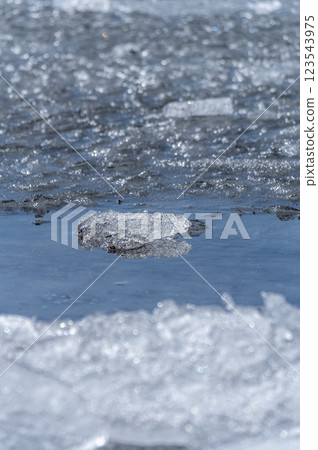 山中湖上的冰被海浪沖走了 123543975