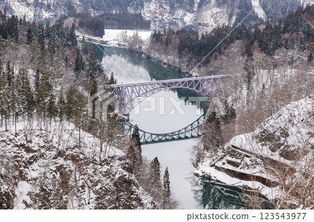 【只見線】冬季第一座只見川大橋 123543977