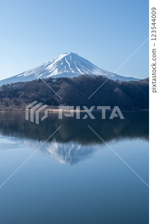 河口湖和富士山在冬天 河口湖和富士山在冬天 123544009
