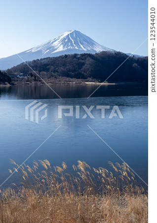Kawaguchiko and Mt. Fuji in winter 123544010